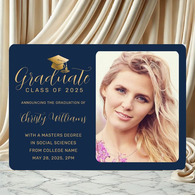 Anúncio Formandos de Fotografia de Script Dourado do Elega (Navy Blue and Photo Graduation Announcement for College grads)