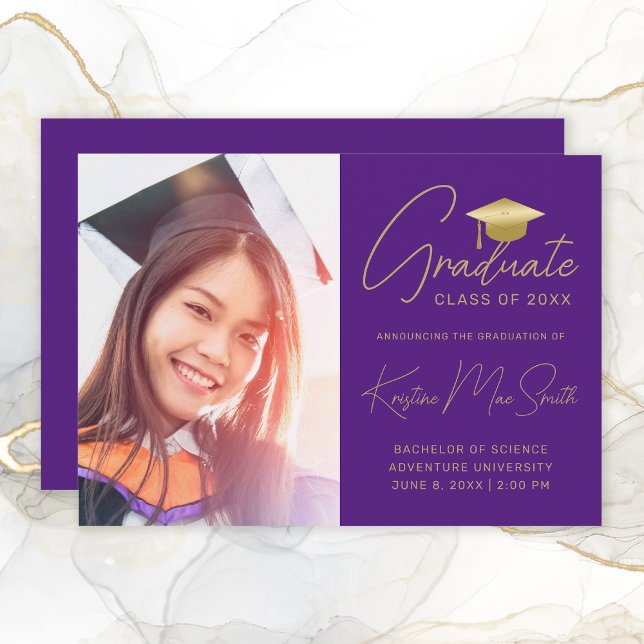 Anúncio Formandos de Fotografia de Script Dourado Roxo Mod (Purple and Gold Modern Script Graduation Announcement)