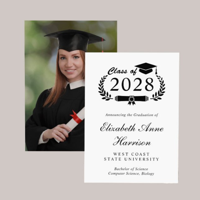 Anúncio Formandos de Fotografia de Script Elegante (An elegant college graduation announcement to celebrate the graduate's achievements)