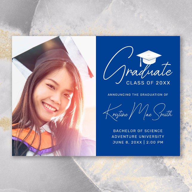 Anúncio Formandos de Fotografia do Boné Branco Azul Modern (Modern Royal Blue White Script Photo College Graduation Announcement)