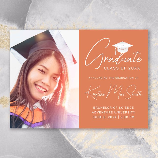 Anúncio Formandos de Fotografia do Boné Branco Laranja Mod (Modern Orange White Script Photo College Graduation Announcement)