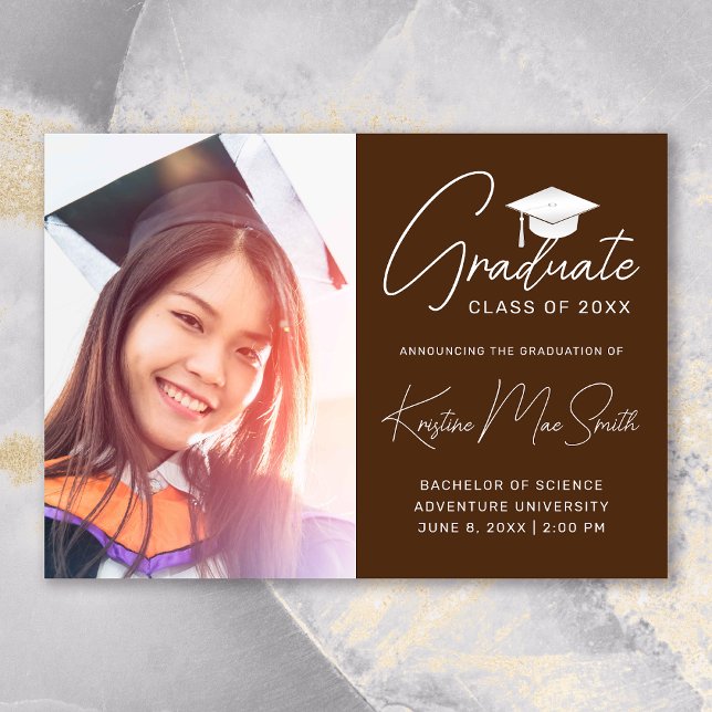 Anúncio Formandos de Fotografia do Boné Branco Moderno Bro (Modern Brown White Script Photo College Graduation Announcement)
