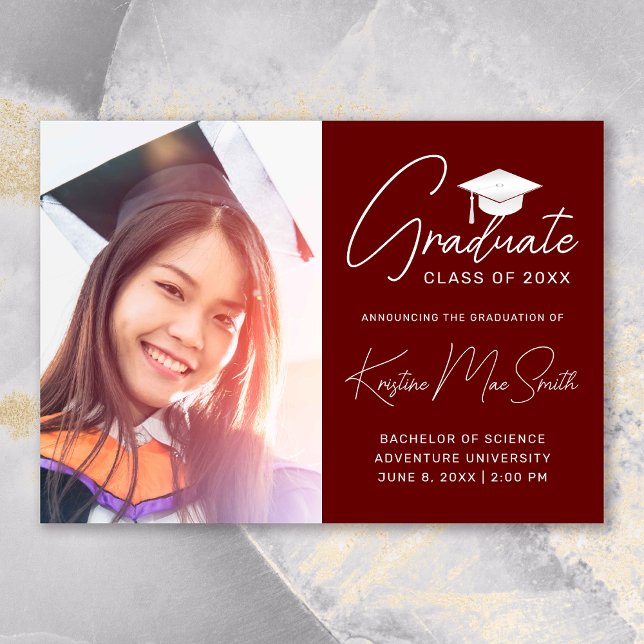 Anúncio Formandos de Fotografia do Boné Branco moderno Mar (Modern Maroon White Script Photo College Graduation Announcement)