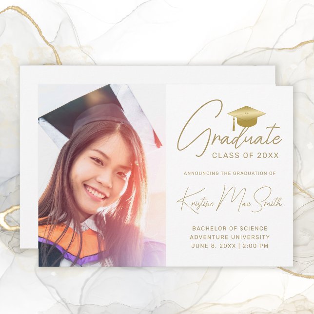 Anúncio Formandos de Fotografias de Script Dourado Branco  (Modern White and Gold Script Graduation Announcement)