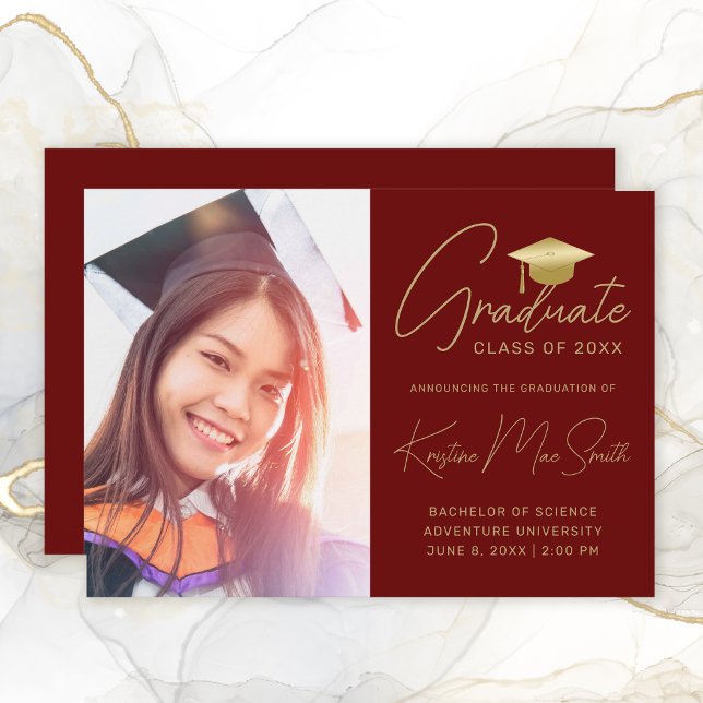 Anúncio Formandos de Fotografias de Script Dourado Vermelh (Modern Maroon Gold Script Graduation Announcement)