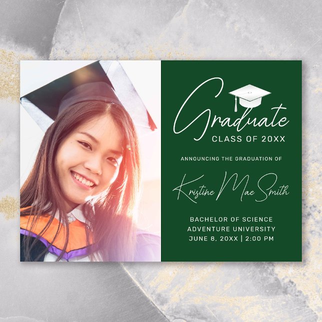 Anúncio Formandos de Fotografias do Boné Branco Verde Mode (Modern Green White Script Photo College Graduation Announcement)
