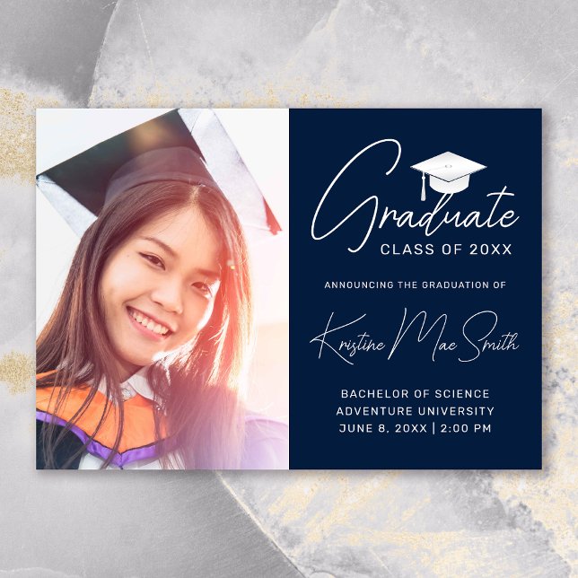Anúncio Formandos de fotos do Boné branco do Marinho moder (Modern Navy Blue White Script Photo Graduation Announcement)