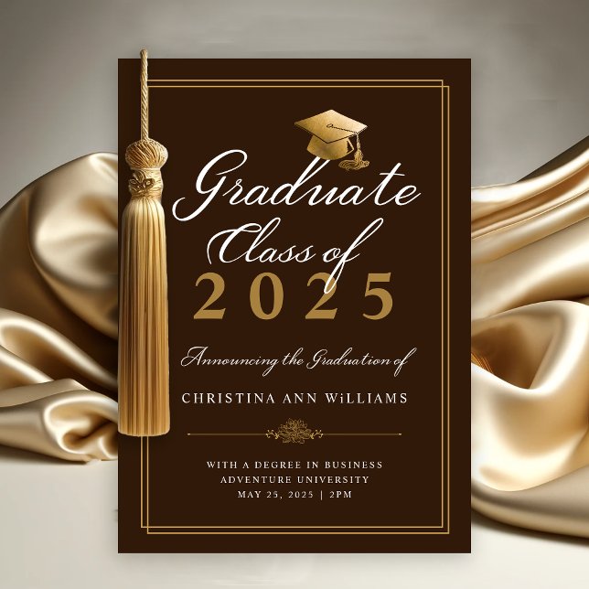 Anúncio Formandos de Script Dourado Branco Elegante Brown (Elegant Brown Gold Script College Class of 2025 Graduation Announcement)