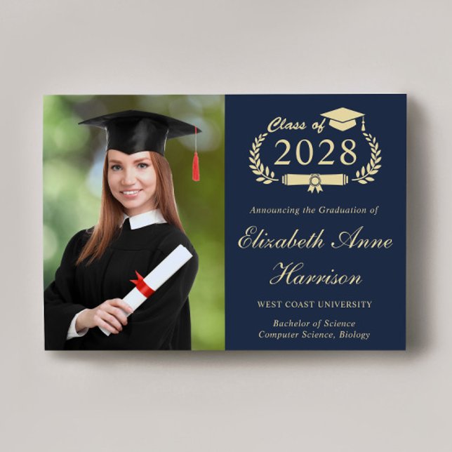 Anúncio Formandos Dourado Azul de Fotografia de Script Ele (An elegant college graduation announcement to celebrate the grad's achievements)