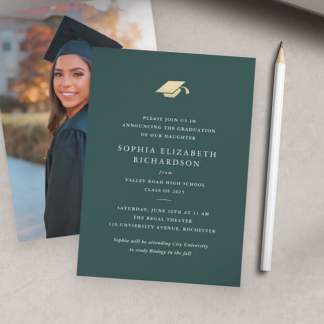 Anúncio Formatura de Foto Simples Verde e Dourado (Elegant Green and Gold Graduation Photo Announcement Cards.)