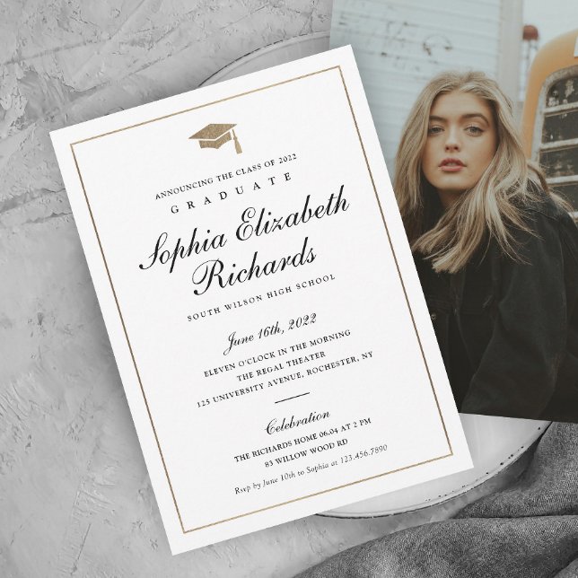 Anúncio Formatura Foto Clássica Dourada (Elegant calligraphy black, white and gold photo graduation announcement.)
