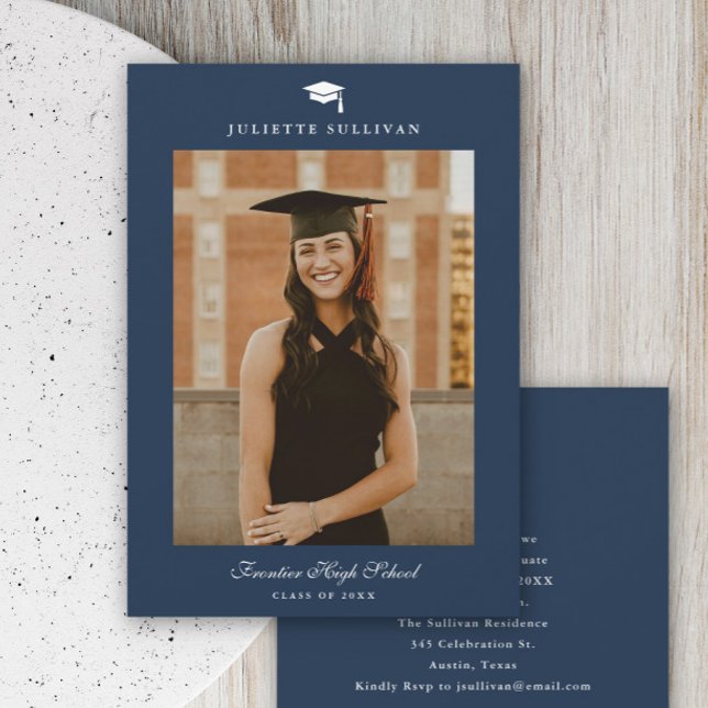 Anúncio Formatura Foto Tipo Mínimo (Simple typography navy blue photo graduation invitation.)
