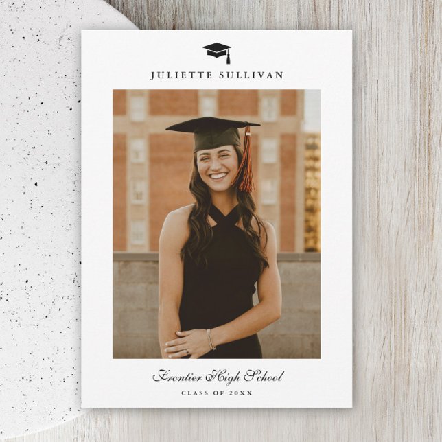 Anúncio Formatura Foto Tipo Mínimo (Simple black and white typography cap photo graduation announcements.)
