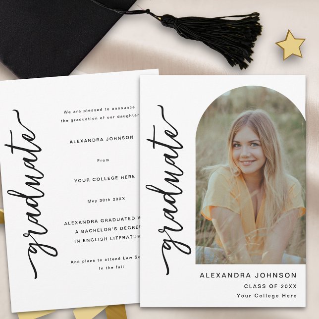 Anúncio Foto de Arco de Letra Moderna Tendência (Modern trendy gold script arch photo graduation announcement card)