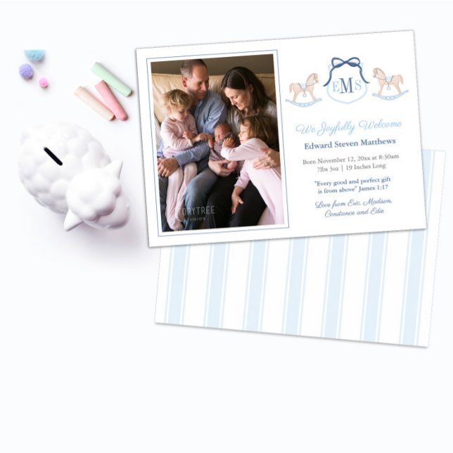 Anúncio Foto de Boato de Bois Monograma Bem-vindo (Classic monogram rocking horse baby boy photo birth announcement with blue and white striped backer)