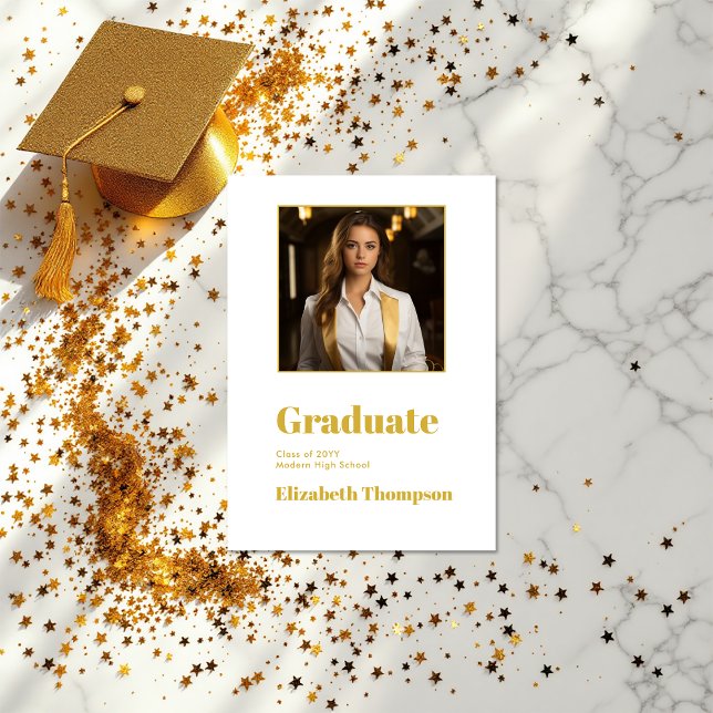 Anúncio Foto de Graduação Dourada e Branca Moderna (Modern Gold and White Graduation Photo Announcement)