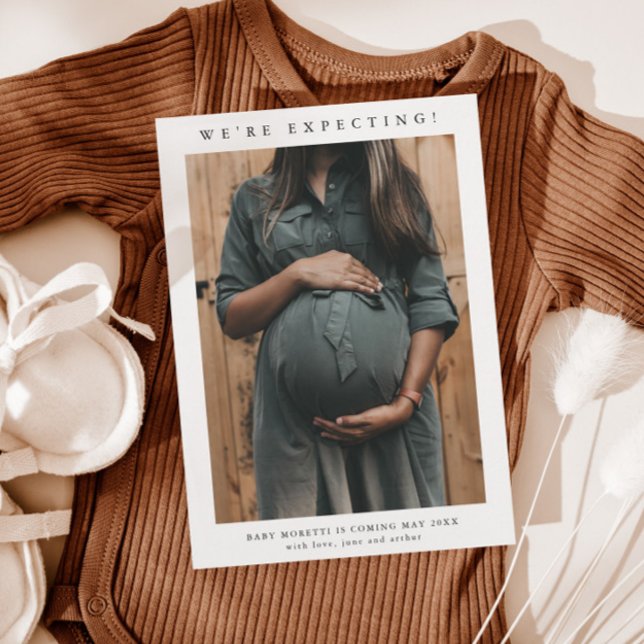 Anúncio Foto de Gravidez Simples (Simple minimalist pregnancy photo announcement card.)