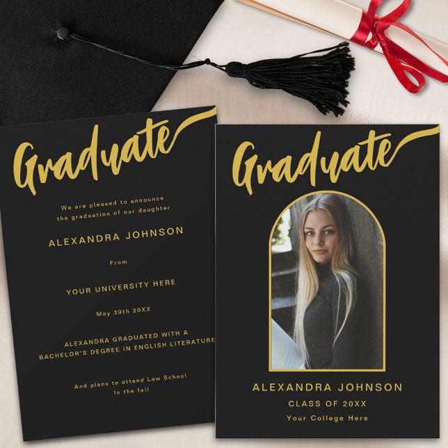 Anúncio Foto do Formando de Script Preto e Dourado (Minimalist black  and gold calligraphy script graduate photo arch Graduation announcement card)