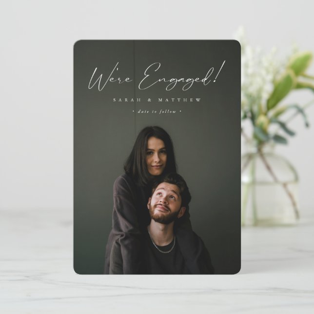 Anúncio Foto do Noivado de Script Escrito em Mão Branca El (Em pé/Frente)