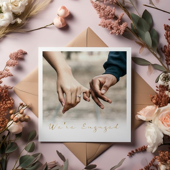 Anúncio Foto: dourado script engajado do partido de anúnci ('Engaged' photo card! Featuring beautiful decorative script in a stunning gold effect text.)