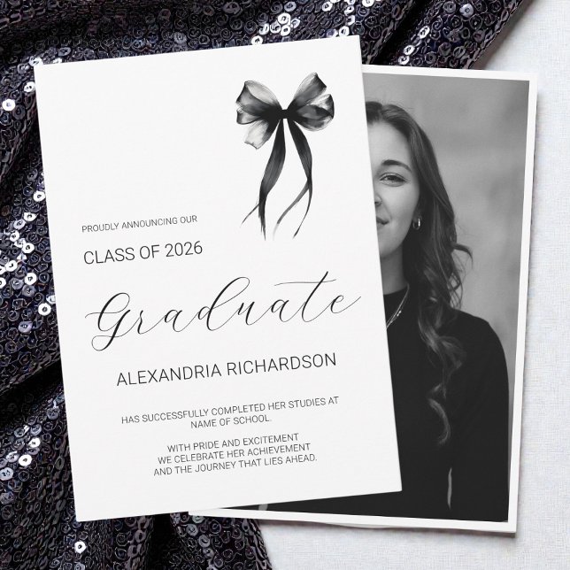 Anúncio Fotos de Formatura com Arco Simples Preto e Branco (Modern Black and White Simple Bow Photo Graduation Announcement)