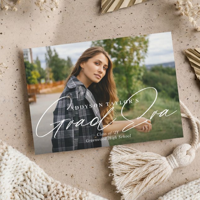 Anúncio Grad Era Script Minimal Elegant Graduation Photo (Grad Era Script Minimal Elegant Graduation Photo Announcement)