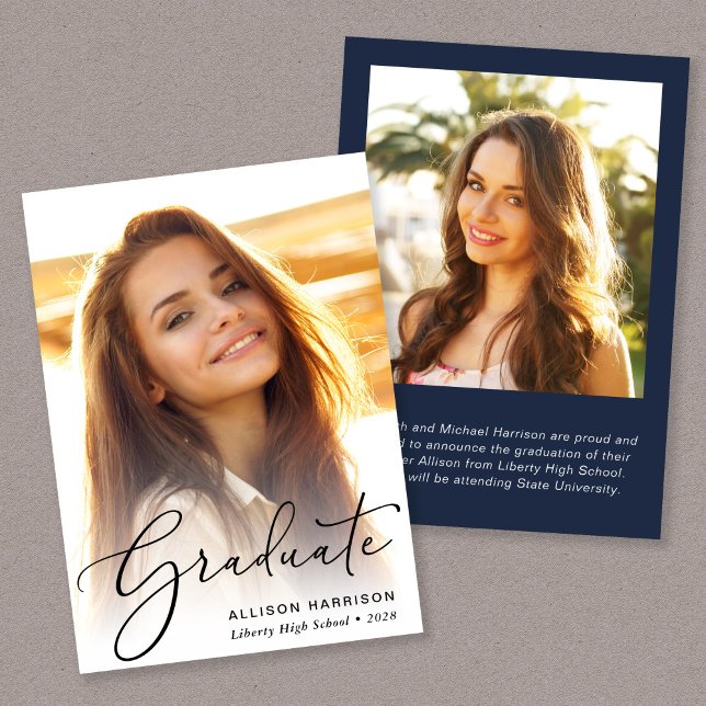 Anúncio Graduação Azul de Foto de Script Elegante (An elegant photo graduation announcement to celebrate the graduate's achievements)