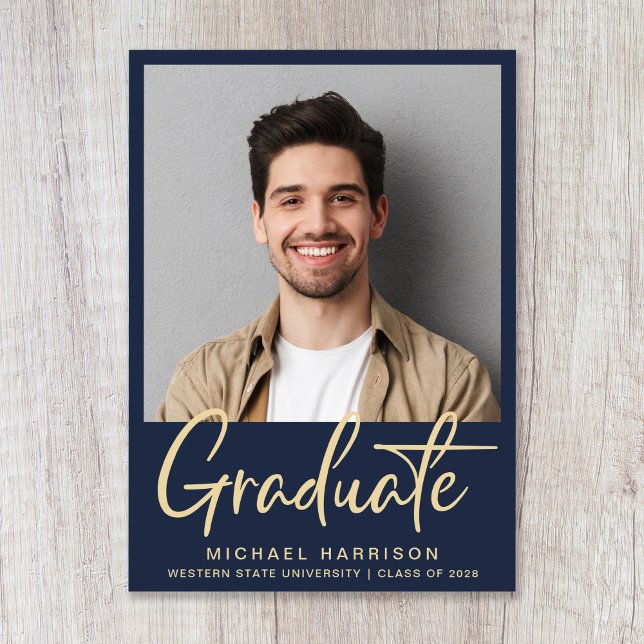 Anúncio Graduação Azul de Script de Foto Moderna (Modern Gold Script Blue Photo Graduation Announcement)