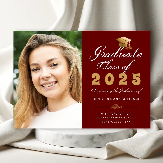 Anúncio Graduação - Classe de Script Dourado Vermelho de 2 (Elegant Red Photo Graduation Announcement with White and Gold Calligraphy)