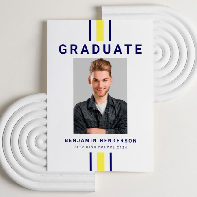 Anúncio Graduação de Foto Amarelo Azul do Marinho Moderno (Modern Navy Blue Yellow Photo Graduation Announcement)