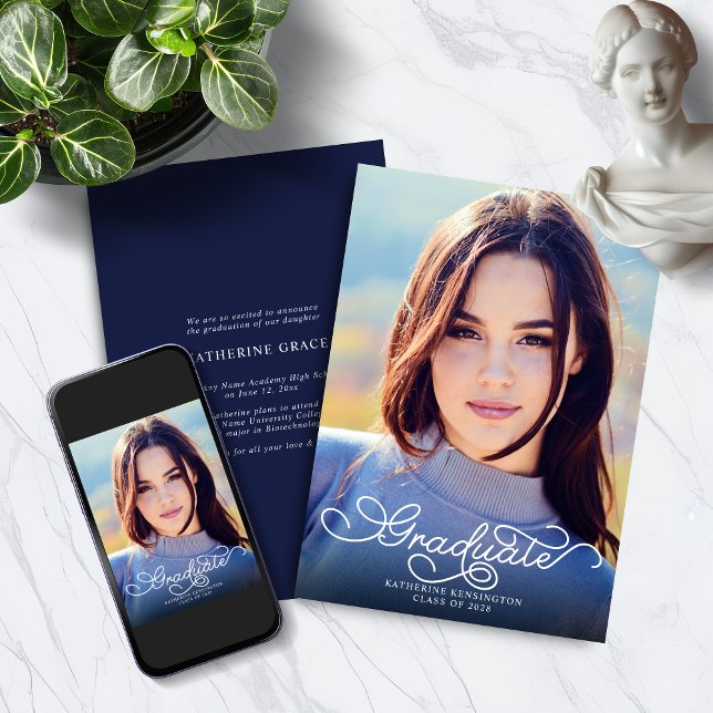 Anúncio Graduação de Foto Azul do Marinho de Script Elegan (Modern Elegant Script Navy Blue Photo Graduation Announcement with Digital Download)