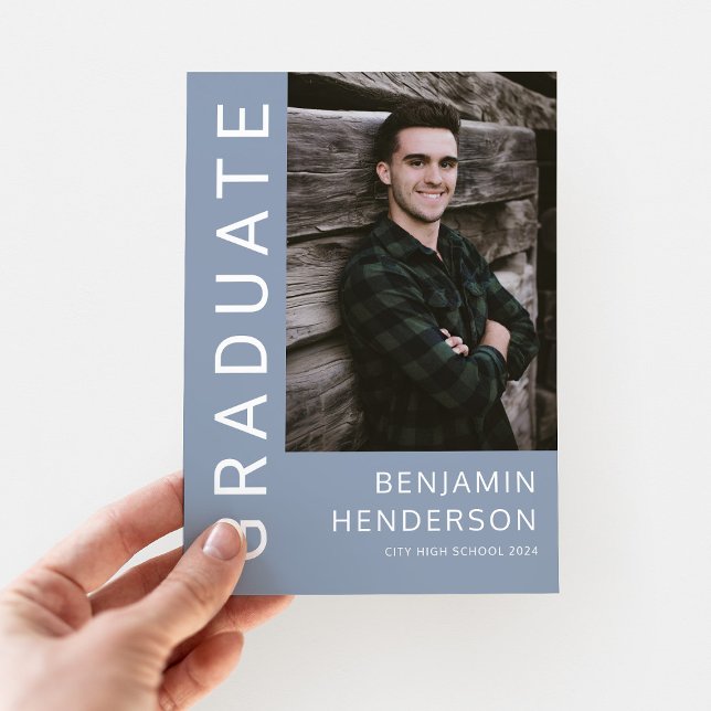 Anúncio Graduação de Foto Azul Moderno (Minimalist Blue Photo Graduation Announcement Card)