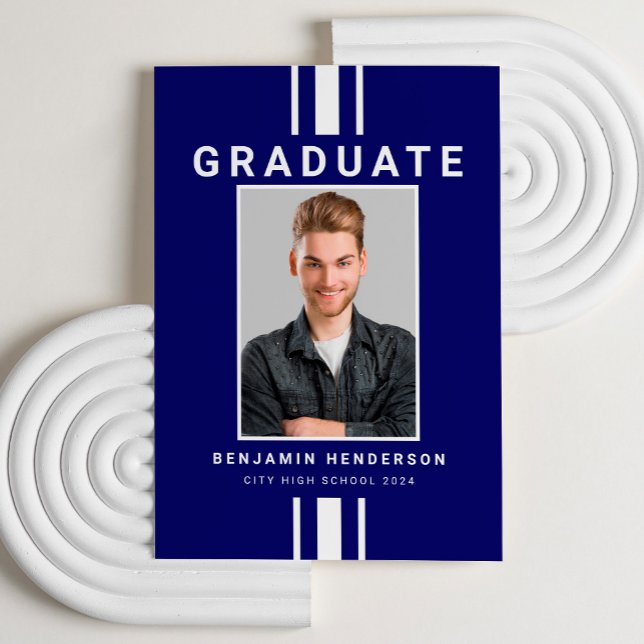 Anúncio Graduação de Foto Blue Boy do Marinho Moderno (Modern Navy Blue Boy Photo Graduation Announcement Card)