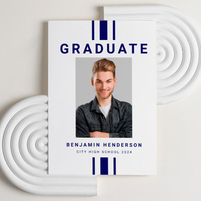 Anúncio Graduação de Foto Blue Boy do Marinho Moderno (Modern Navy Blue Boy Photo Graduation Announcement Card.)