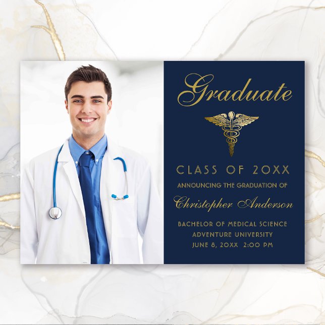 Anúncio Graduação de Foto de Caduco Dourado Azul-Marinho M (Medical Navy Blue Gold Script Photo College Graduation Announcement)