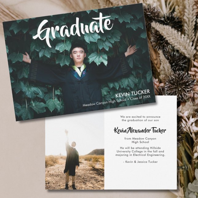 Anúncio Graduação de Foto de Meninos de Típicos Modernos (Modern Typography Trendy Boys Photo Graduation Announcement)