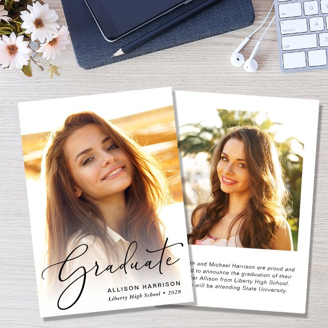 Anúncio Graduação de Foto de Script Elegante (An elegant photo graduation announcement to celebrate the graduate's achievements)