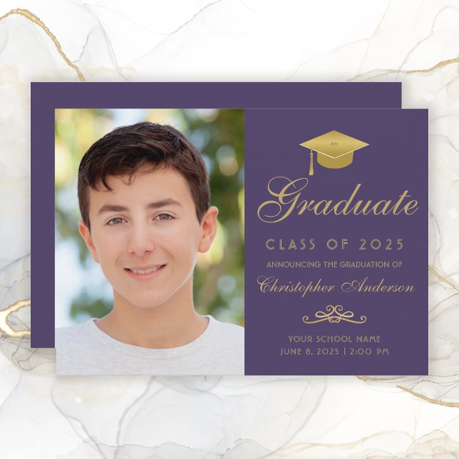 Anúncio Graduação de Foto do Boné de Script Dourado Roxo E (Elegant Purple and Gold Photo  Graduation Announcement for boys.)
