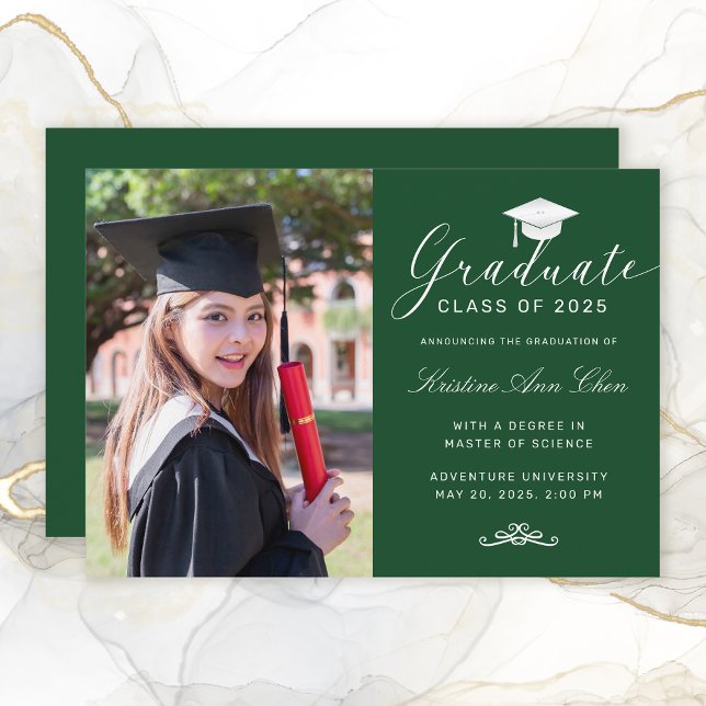 Anúncio Graduação de Foto do Boné de Script Verde Elegante (Elegant Green Script Cap Photo Graduation Announcement)