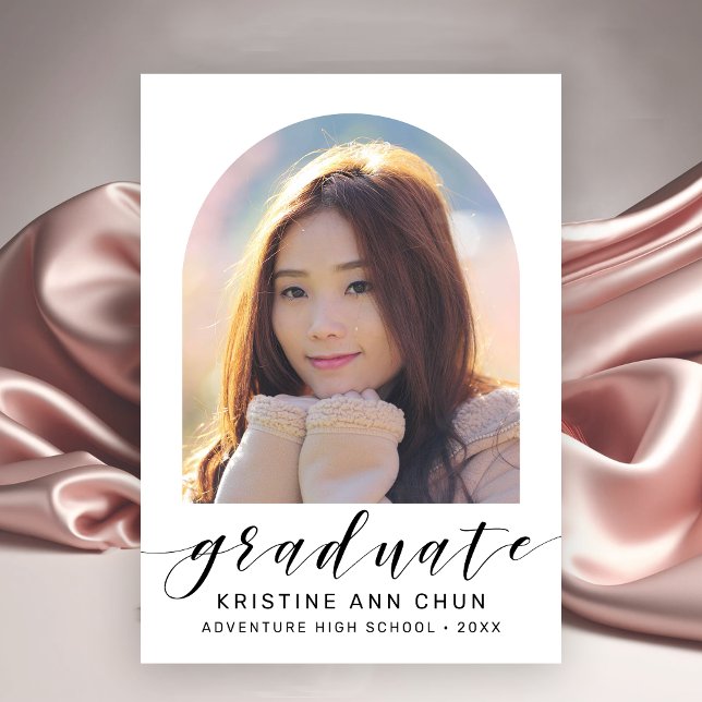 Anúncio Graduação de Foto do Elegant White Arch 2025 (Simple White and Black Photo Graduation Announcement)