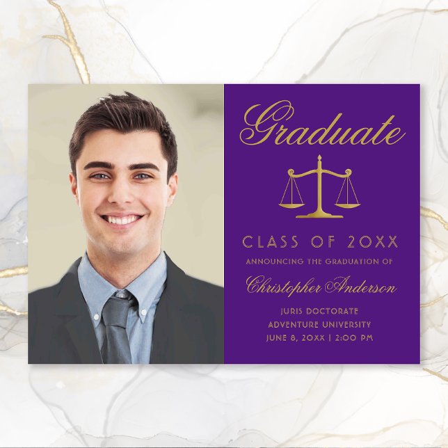 Anúncio Graduação de Foto Dourada de Script do Advogado Pu (Purple and Gold Scales of Justice Photo Graduation Announcement for Lawyers)