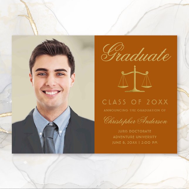 Anúncio Graduação de Foto Dourada do Script Lawyer Orange (Orange and Gold Scales of Justice Photo Graduation Announcement for Lawyers)