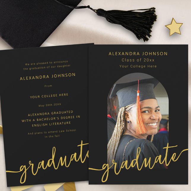 Anúncio Graduação de Foto em Arch de Script Moderno (Modern black and gold script photo arch graduation announcement card Stylish trendy elegant design)
