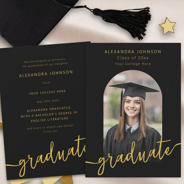 Anúncio Graduação de Foto em Arco de Script Dourado Modern (Modern arch photo black and gold script graduation announcement card elegant stylish chic trendy)
