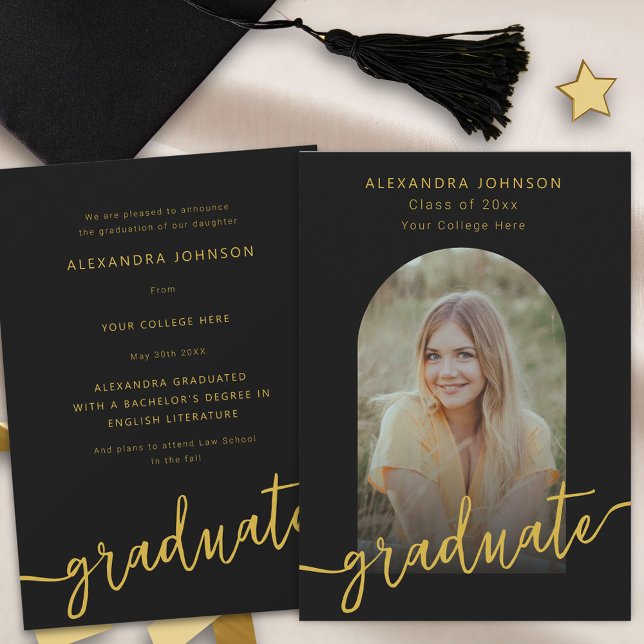Anúncio Graduação de Foto em Arco de Script Dourado Modern (Modern trendy black and gold script arch photo graduation announcement card )