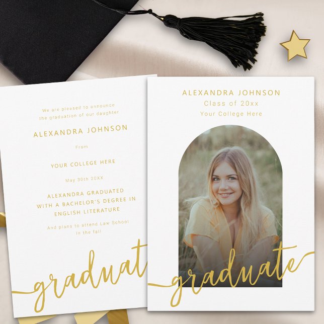 Anúncio Graduação de Foto em Arco de Script Dourado Modern (Modern gold script trendy arch photo graduation announcement card stylish minimalist chic)