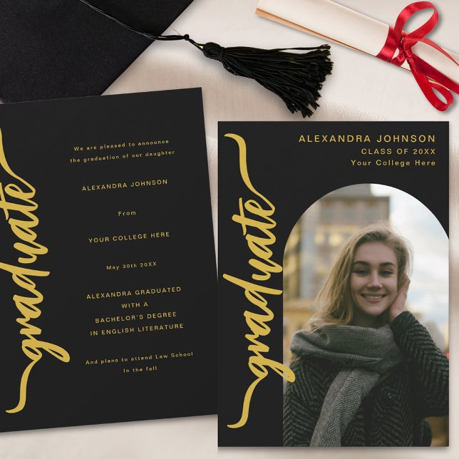 Anúncio Graduação de Foto em Arco Moderno (Stylish gold script arch graduate photo black graduation announcement card)