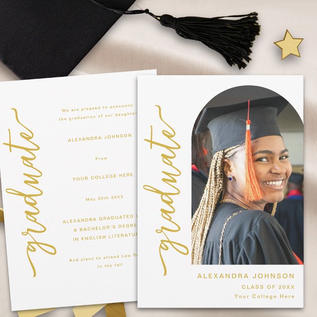Anúncio Graduação de Foto em Arco Moderno (Modern elegant arch photo white and gold script graduation announcement card Stylish trendy chic)