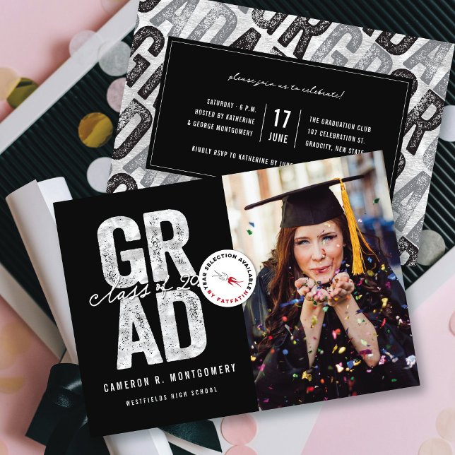Anúncio Graduação de Foto por Na moda FORMANDO de de Prata (Modern Bold Silver Faux Foil GRAD Stylish Photo Graduation Announcement @ zazzle.com/color_therapy)