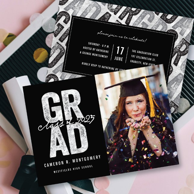 Anúncio Graduação de Foto por Na moda FORMANDO de de Prata (Modern Bold Silver Faux Foil GRAD Stylish Photo Graduation Announcement @ zazzle.com/color_therapy)